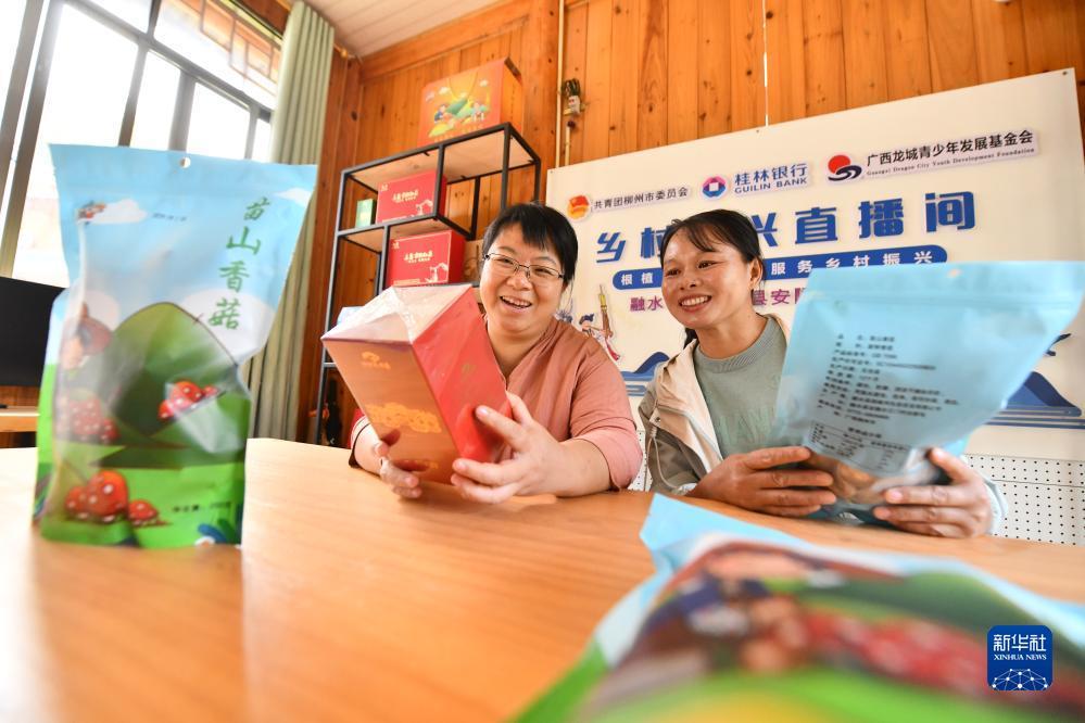 　　楊寧（左）和同事在鄉村振興直播間準備直播工作（10月8日攝）。新華社記者 黃孝邦 攝