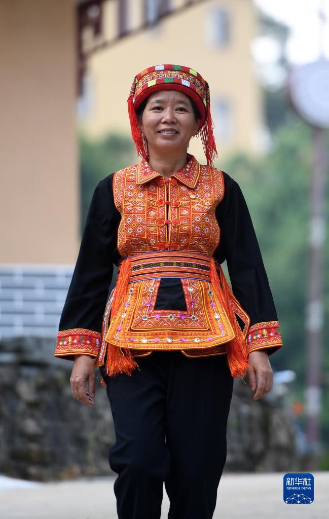 　在廣西蒼梧縣六堡鎮山坪村，祝雪蘭走在村道上（2022年9月22日攝）。新華社記者 陸波岸 攝